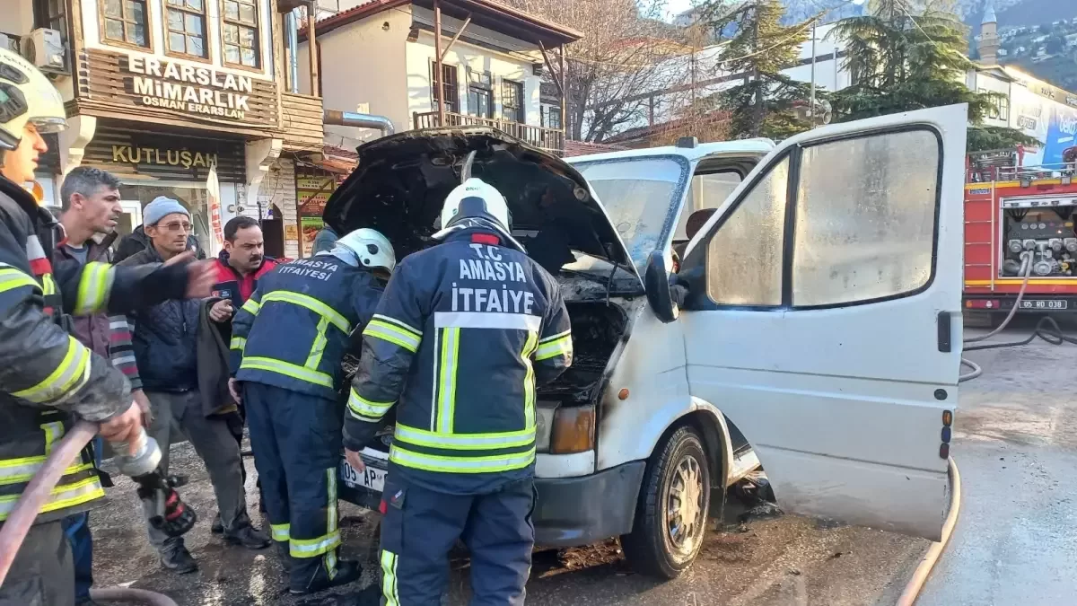 Amasya'da Kamyonet Yandı
