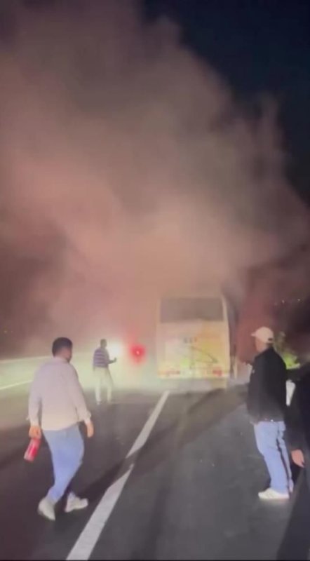 Amasya'da Seyir Halindeki Midibüs Yandı: Faciayı Muhtar Önledi