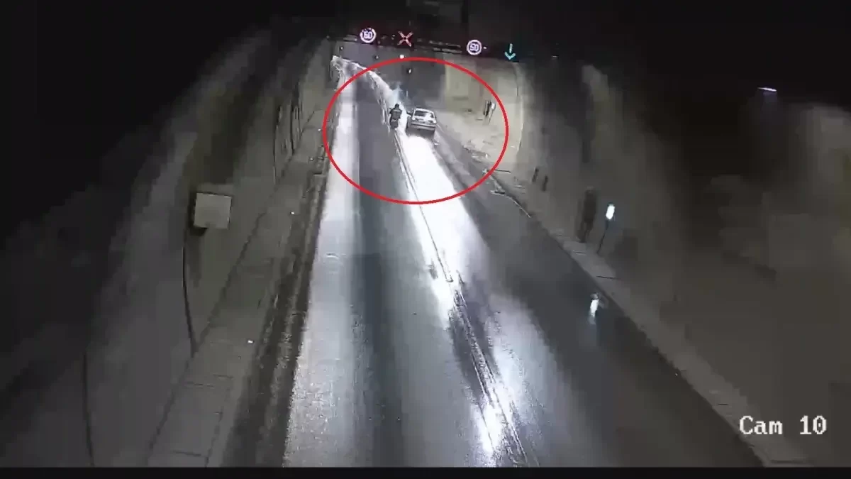 Amasya'da tünelde motosiklet, yağış nedeniyle kaygan yolda devrildi. Sürücü yara almadı.